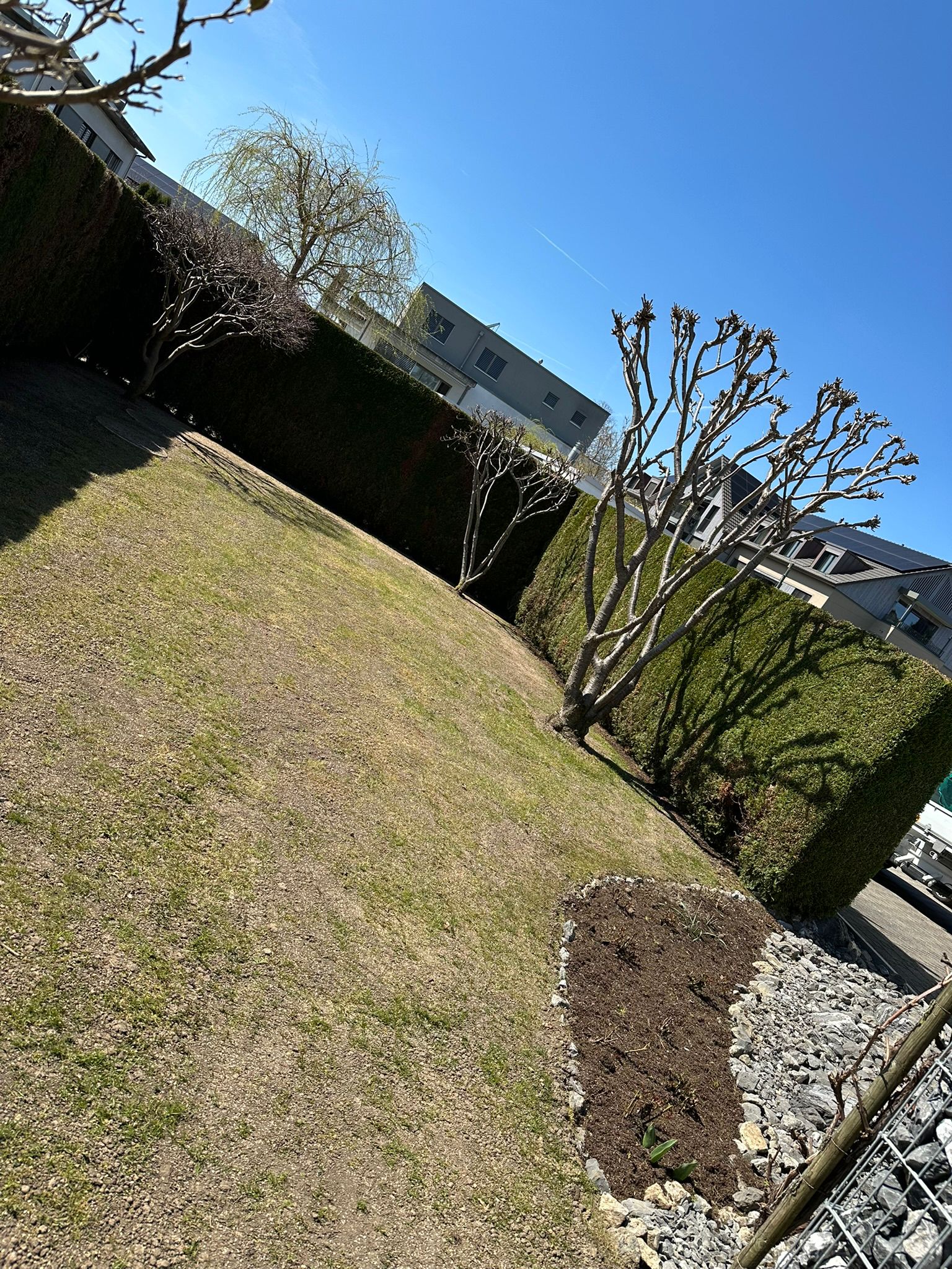 Gartenarbeit und Geräteeinsatz beim Kunden vor Ort