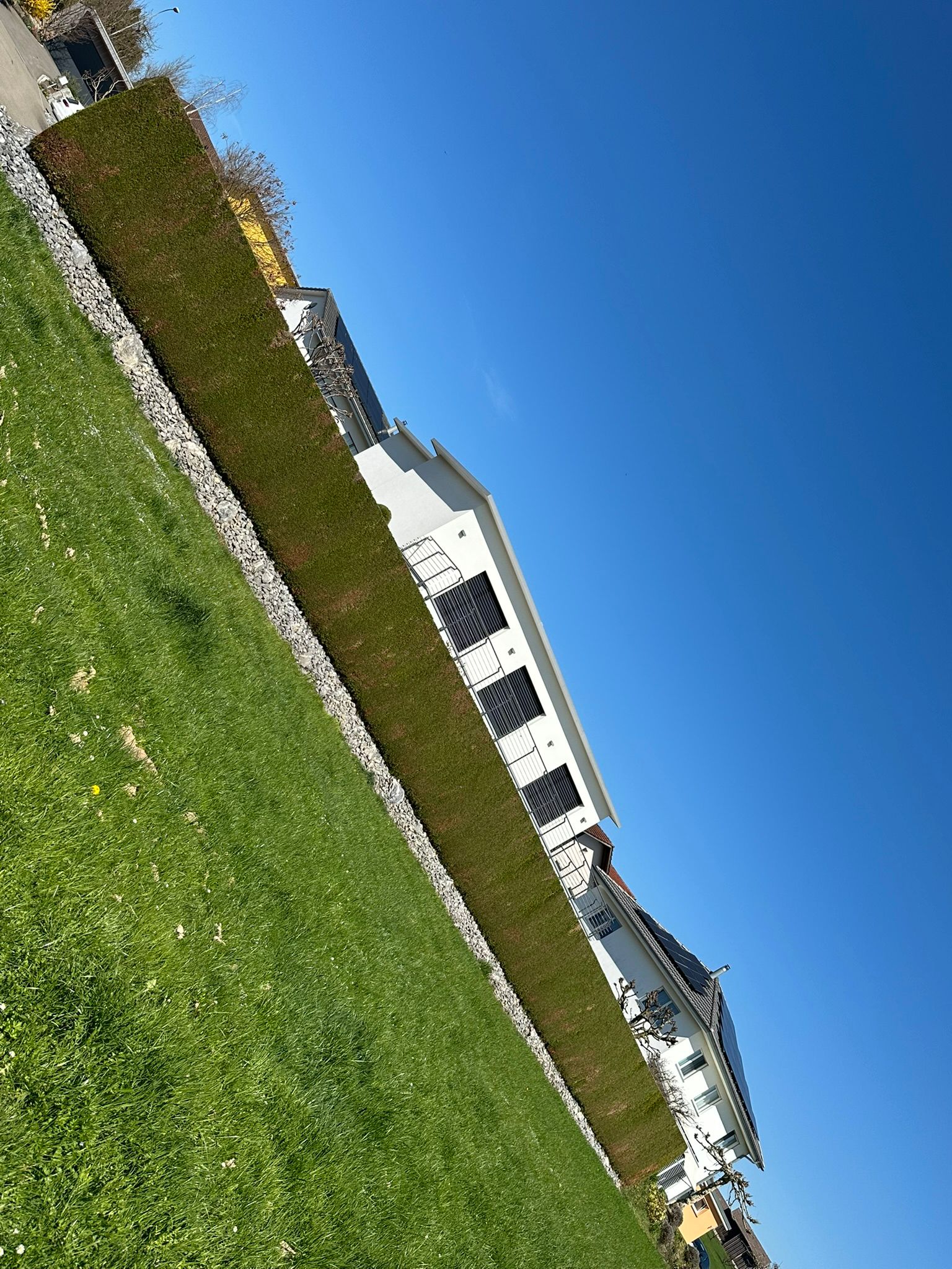 Saubere Ausführung und Materialübergänge im Grün